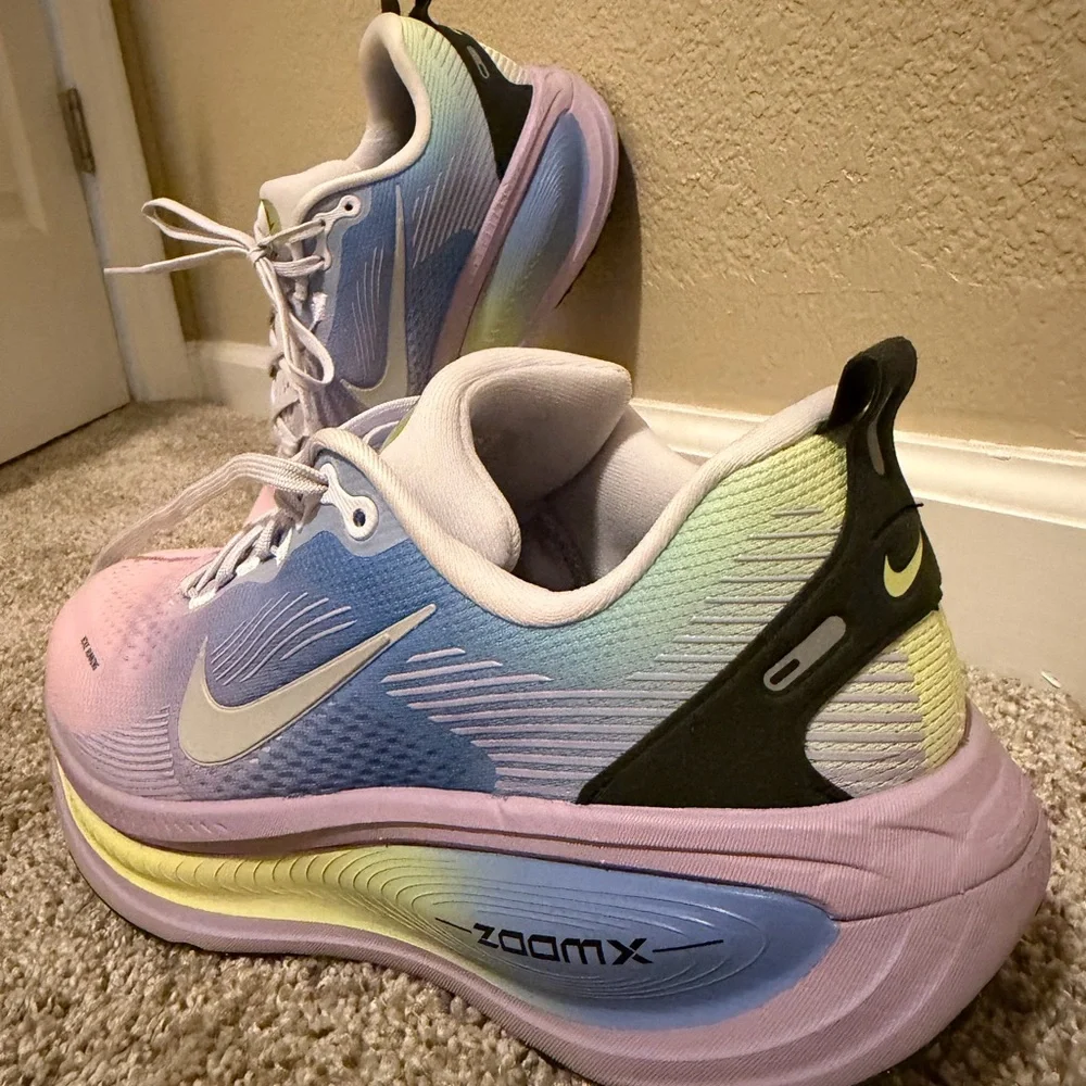 Nike Air Zoom Vomero 18 Running Shoes - Picture 5 of 8